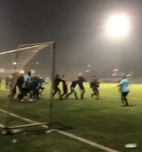 Bursa’da düzenlenen bir futbol turnuvasında iki oyuncu arasında çıkan kavga