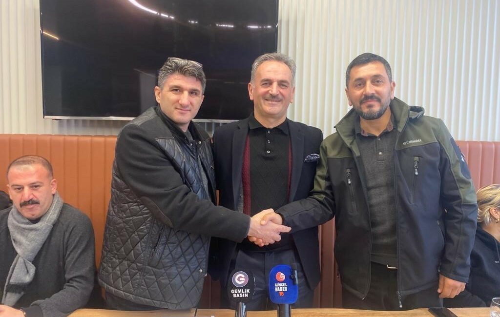 Gemlik Romanlar Dernek Başkanı ve Ferhat Işık kucaklaştı DÜN SOSYAL MEDYADA YAPMIŞ OLDUĞU ROMAN VATANDAŞLARIMIZI İLGİLENDİREN İLAN PAYLAŞIMI