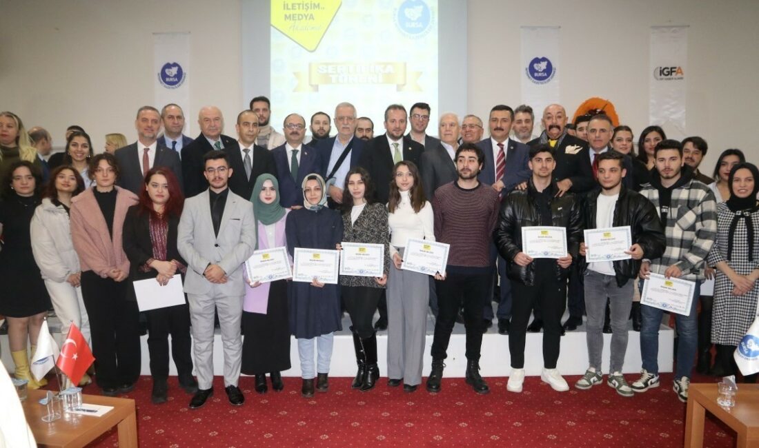 Genç gazeteciler sertifikalarını aldı BURSA İNTERNET GAZETECİLERİ DERNEĞİ BU YIL 4’ÜNCÜSÜNÜ DÜZENLEDİĞİ İLETİŞİM VE