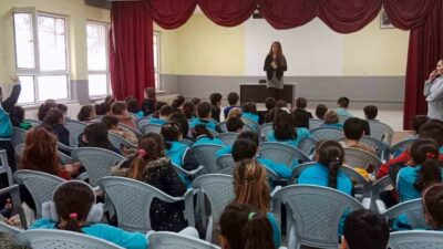 YAZDIĞI KİTAPLAR İLE İLGİ ÇEKEN BURSALI GENÇ YAZAR İLKOKUL ÖĞRENCİLERİ