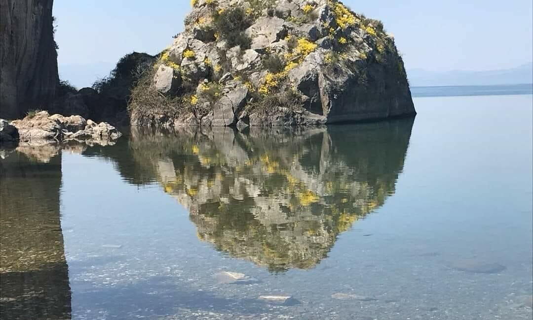 Göle yansıyan kayada şok eden figür… BURSA'NIN İZNİK İLÇESİNDE, GÖL KIYISINDAKİ MÜŞKÜLE KAYASI’NIN SUYA YANSIYAN GÖRÜNTÜSÜ