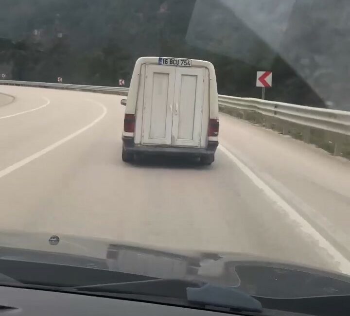 Hafif ticari otomobilinin bagaj kapağını plastik kapı yaptı BURSA’DA HAFİF TİCARÎ OTOMOBİLİNİN BAGAJ KAPAĞINI PİMAPEN YAPAN ŞOFÖR, GÖRENLERİ