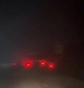 İnegöl’de faciadan dönüldü o anlar kamerada İNEGÖL DE TIR SÜRÜCÜLERİN SOLLAMA YARIŞI FACİAYA YOL AÇIYORDU. O