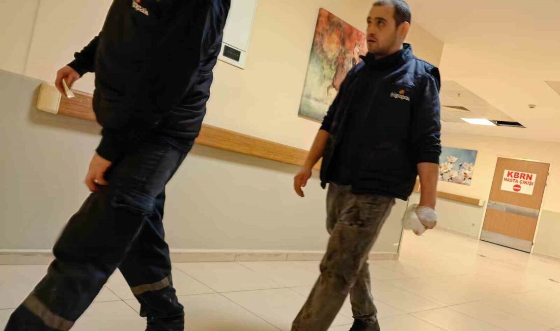 İnegöl’de işçi bıçağı eline sapladı İNEGÖL İLÇESİNDE FAALİYET GÖSTEREN MEYVE SUYU FABRİKASINDA MEYDANA GELEN OLAYDA