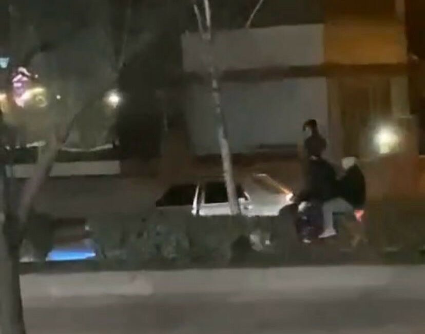 Bursa’da yakıtı biten aracı motosikletle ittiler Bursa'nın İnegöl ilçesinde, yakıtı biten otomobili motosikletle iten gençler kameraya