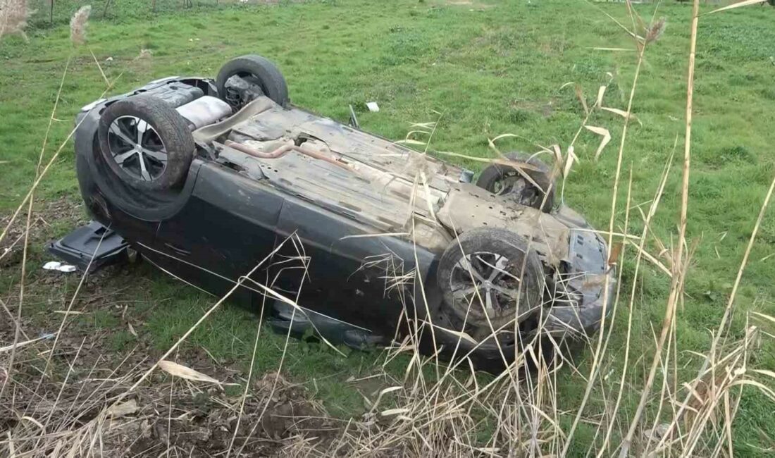 Bursa’da keskin virajı fark edemedi, tarlaya uçtu BURSA’DA SEYİR HALİNDEKİ BİR OTOMOBİL, VİRAJI FARK EDEMEYİP TARLAYA UÇTU.