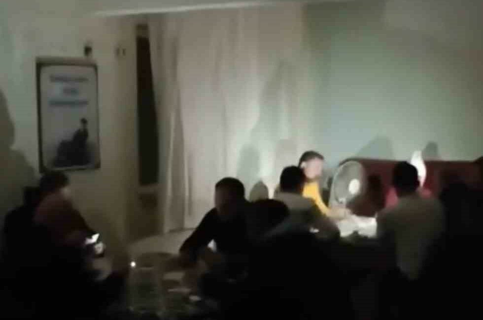 Kıraathanede elektrikler gitti, telefon ışıklarıyla oyuna devam ettiler KIRAATHANEDE ELEKTRİKLER GİTTİ, TELEFON IŞIKLARIYLA OYUNA DEVAM ETTİLER