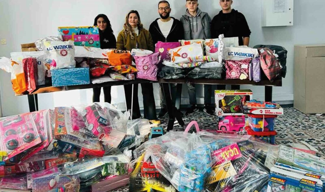 Liselilerden kanser hastalarına anlamlı hediye YILDIRIM MESLEKİ VE TEKNİK ANADOLU LİSESİ HALKLA İLİŞKİLER ALANI ÖĞRENCİLERİ,