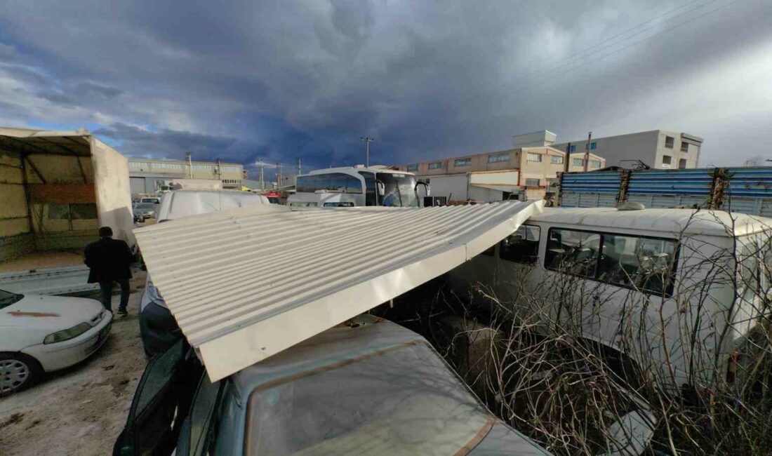 Lodosta uçan fabrika çatısı yediemin otoparkındaki araçlara zarar verdi BURSA’DA MEYDANA GELEN OLAYDA LODOSUN UÇURDUĞU FABRİKANIN ÇATISI, YEDİEMİN OTOPARKINDAKİ