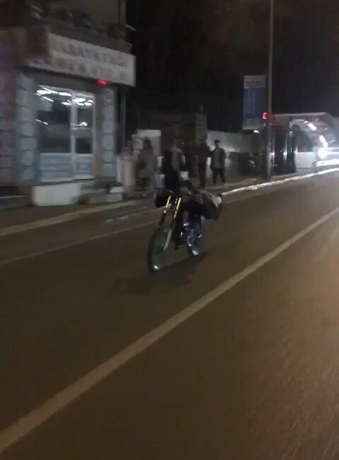 Motosikleti yatarak kullandı, ölümle dans etti MOTOSİKLET TUTKUNLARININ TEHLİKELİ YOLCUKLARI YÜREKLERİ AĞZA GETİRİYOR. CANININ HİÇE SAYAN