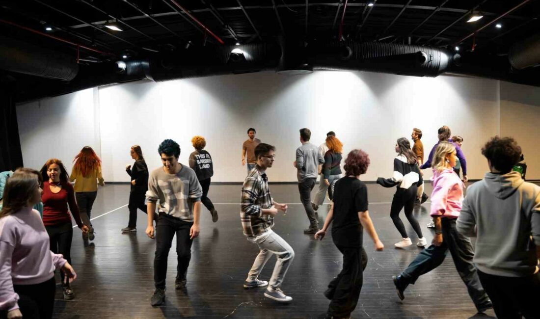 Nilüfer Gençlik Tiyatrosu’nda yeni dönem heyecanı Nilüfer Gençlik Tiyatrosu, tiyatroseverlerin karşısına çıkmak için çalışmalarını sürdürüyor.