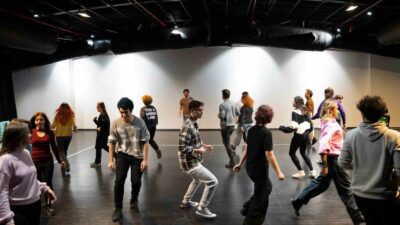 Nilüfer Gençlik Tiyatrosu, tiyatroseverlerin karşısına çıkmak için çalışmalarını sürdürüyor.