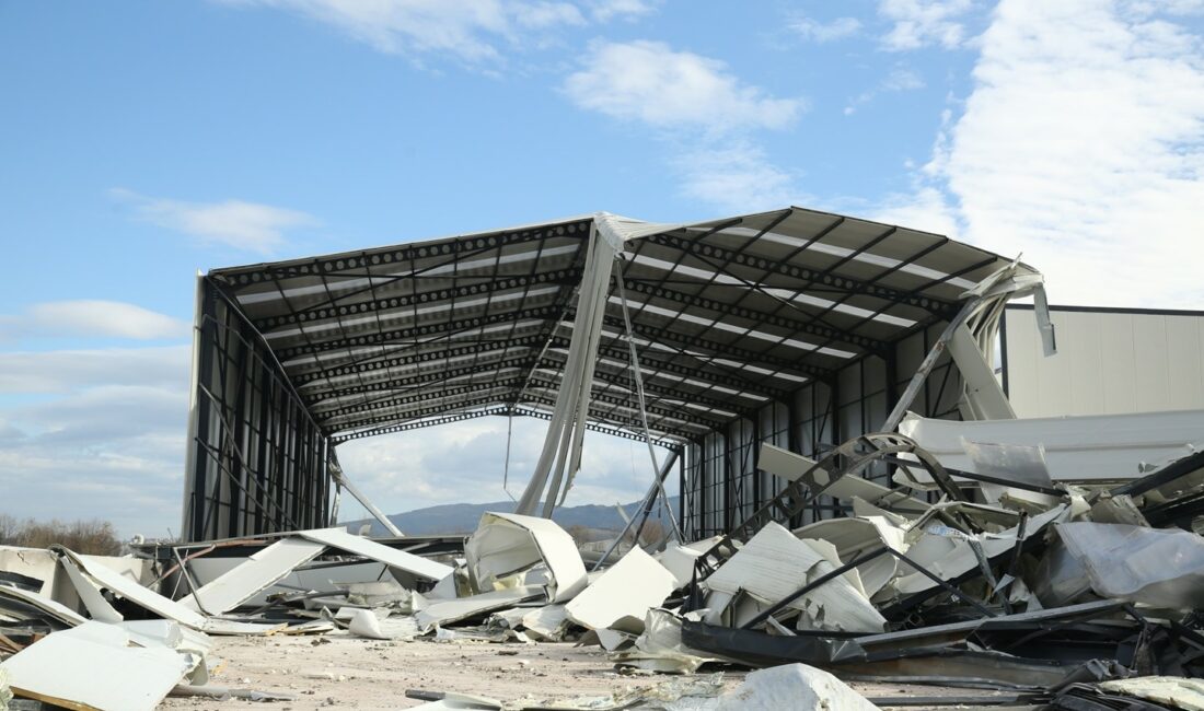 Nilüfer’de 4 bina yerle bir edildi NİLÜFER BELEDİYESİ, KAÇAK YAPILARLA MÜCADELESİNİ KARARLI ŞEKİLDE SÜRDÜRÜYOR. İLÇENİN 4