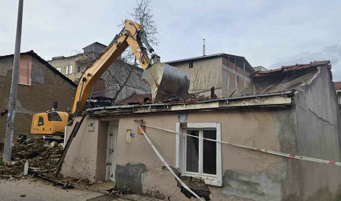 Osmangazi yıkıyor, mahallelerin çehresi değişiyor OSMANGAZİ BELEDİYESİ, MAHALLE SAKİNLERİNİN EMNİYETİ VE SAĞLIĞI AÇISINDAN RİSK OLUŞTURAN
