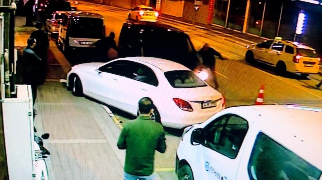 Bursa’da aksiyon sahnelerini aratmayan görüntüler BURSA'DA HAFİF TİCARİ ARACIN SÜRÜCÜSÜ TERS ŞERİTTEN GELİP PARK HALİNDEKİ