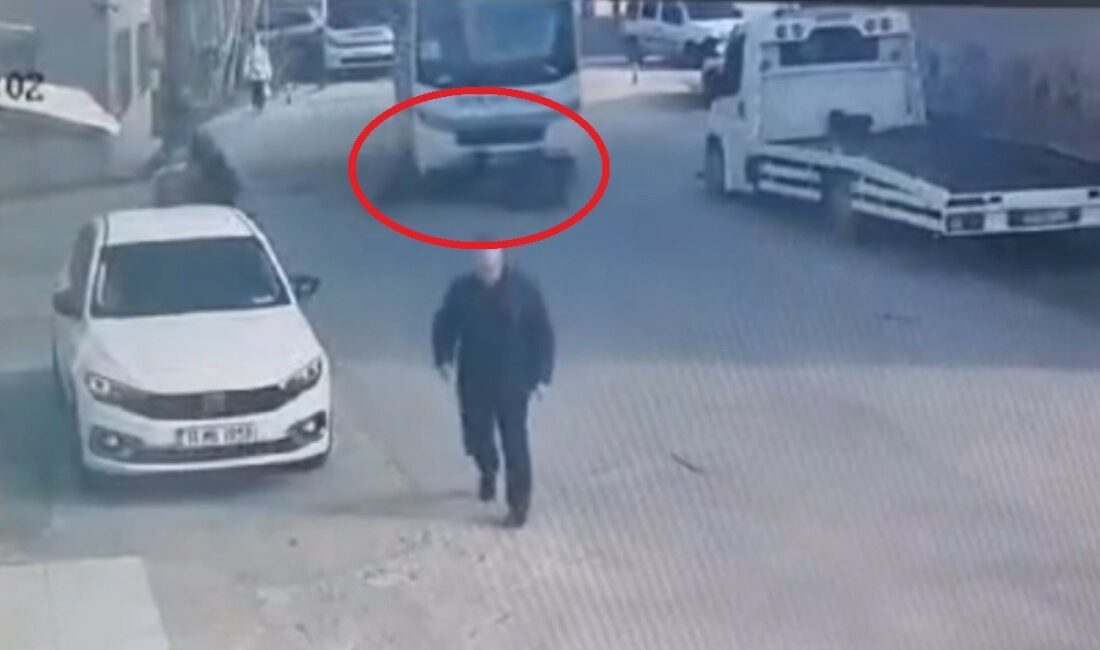 BURSA’DA SERVİS OTOBÜSÜNÜN ALTINDA KALAN MOTOSİKLET SÜRÜCÜSÜ HAYATINI KAYBEDERKEN KAZA