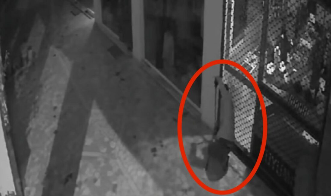 Bursa’da kuyumcu soygunu kamerada: Elleriyle koymuş gibi altınları buldular BURSA'DA KUYUMCU SOYGUNU KAMERAYA YANSIDI