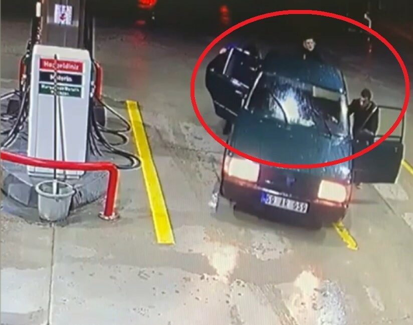 BURSA'DA 2 ARAÇ HIRSIZLIĞINA KARIŞAN ŞÜPHELİLER ÇALDIKLARI TOFAŞ OTOMOBİLLERDEN BİRİNİN