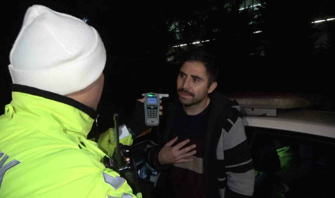 Bursa’da alkollü sürücü cihaza üflememek için çabaladı Bursa'da, alkollü araç kullanırken polise yakalanan sürücü, alkolmetreye üflememek için