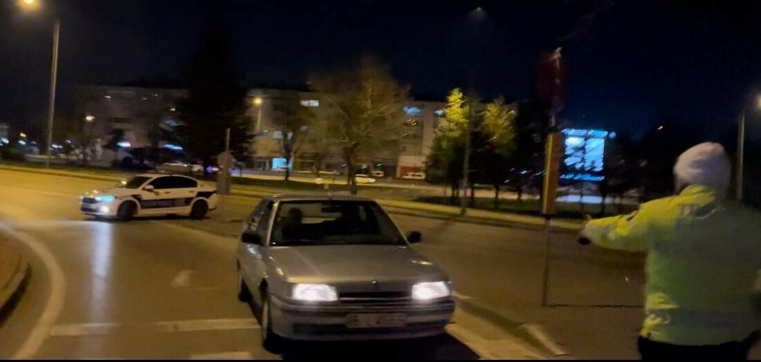 Polisi gören geri vitese taktı, ne uygulamadan ne de cezadan kaçabildi POLİSİ GÖREN GERİ VİTESE TAKTI, NE UYGULAMADAN NE DE CEZADAN