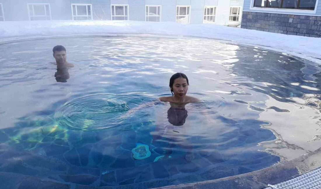 Uludağ’da karların ortasında hamam keyfi ULUDAĞ’DA KAYAK YAPARAK ÜŞÜYEN TURİSTLER, 37 DERECELİK AÇIK HAVUZDA YORGUNLUK