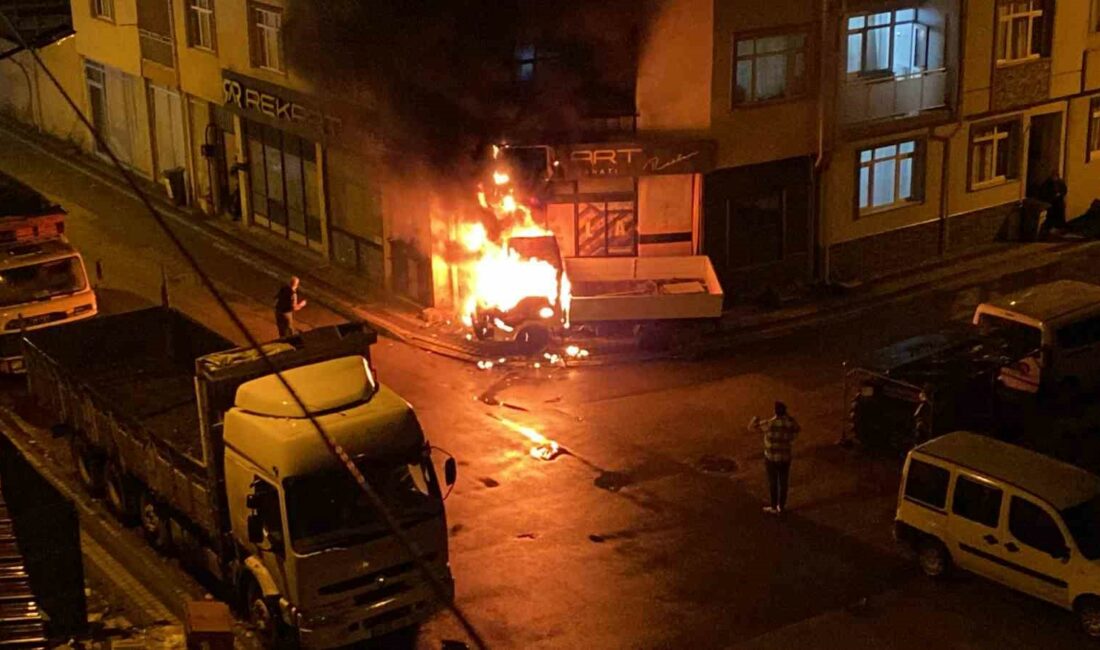 Park halindeki kamyonet yandı BURSA'NIN İNEGÖL İLÇESİNDE PARK HALİNDEKİ KAMYONET CAYIR CAYIR YANDI.