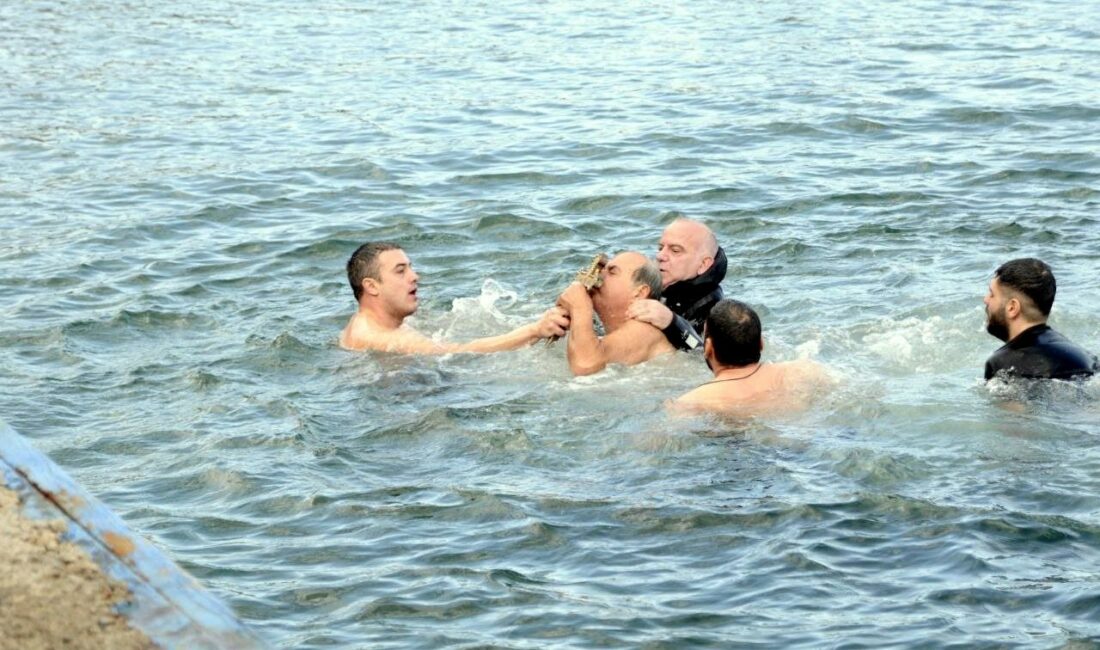 Patrik Tirilye’de haç attı havarileri çıkardı MUDANYA’DA HIRİSTİYAN İNANCINA GÖRE HAZRETİ İSA'NIN DOĞUMU VE VAFTİZ EDİLİŞİNİN