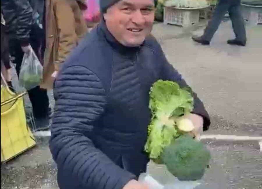 Pazar tezgahını satın aldı, vatandaşlara dağıttı PAZAR TEZGAHINI SATIN ALDI, VATANDAŞLARA DAĞITTI