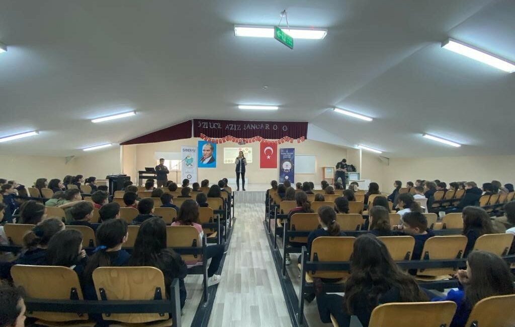 Siber Suçlarla Mücadele Şube Müdürlüğü ekipleri vatandaşları bilgilendirdi BURSA İL EMNİYET MÜDÜRLÜĞÜ SİBER SUÇLARLA MÜCADELE ŞUBE MÜDÜRLÜĞÜ EKİPLERİ