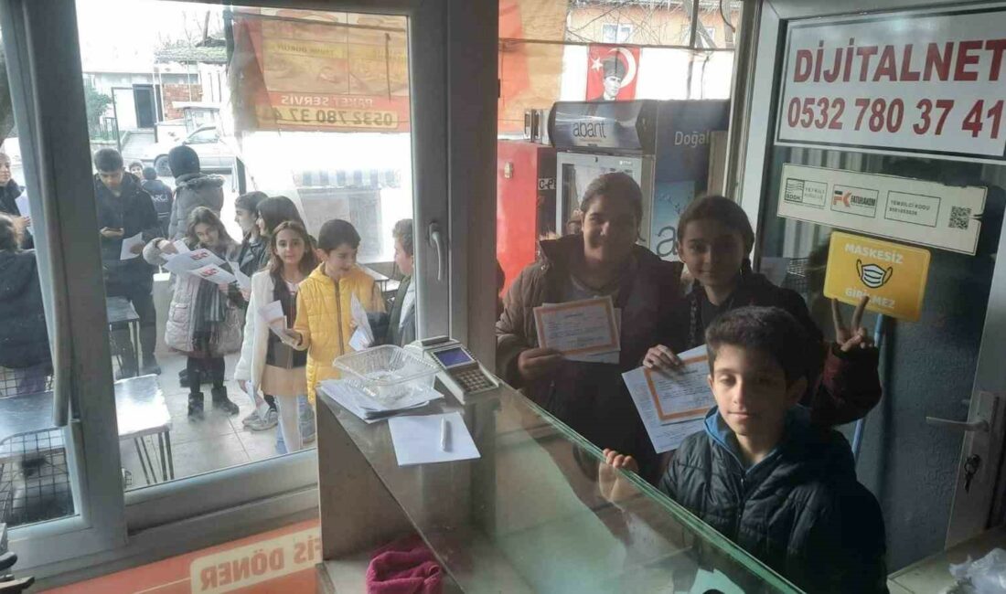 BURSA’DA BİR BÜFE İŞLETMESİ KARNE GETİREN ÖĞRENCİLERE ÜCRETSİZ DÖNER İKRAM