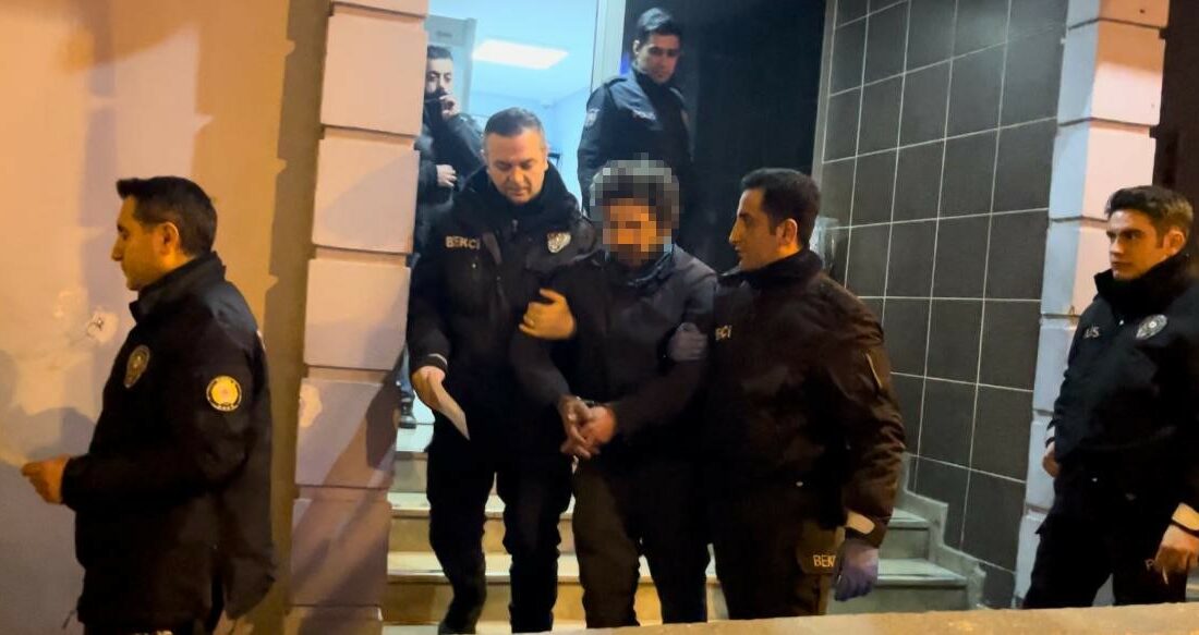 Tarihi eser kaçakçısı tarihi sokakta yakalandı: 47 adet sikke ve tarihi eser ele geçirildi TARİHİ ESER KAÇAKÇISI YAKALANDI