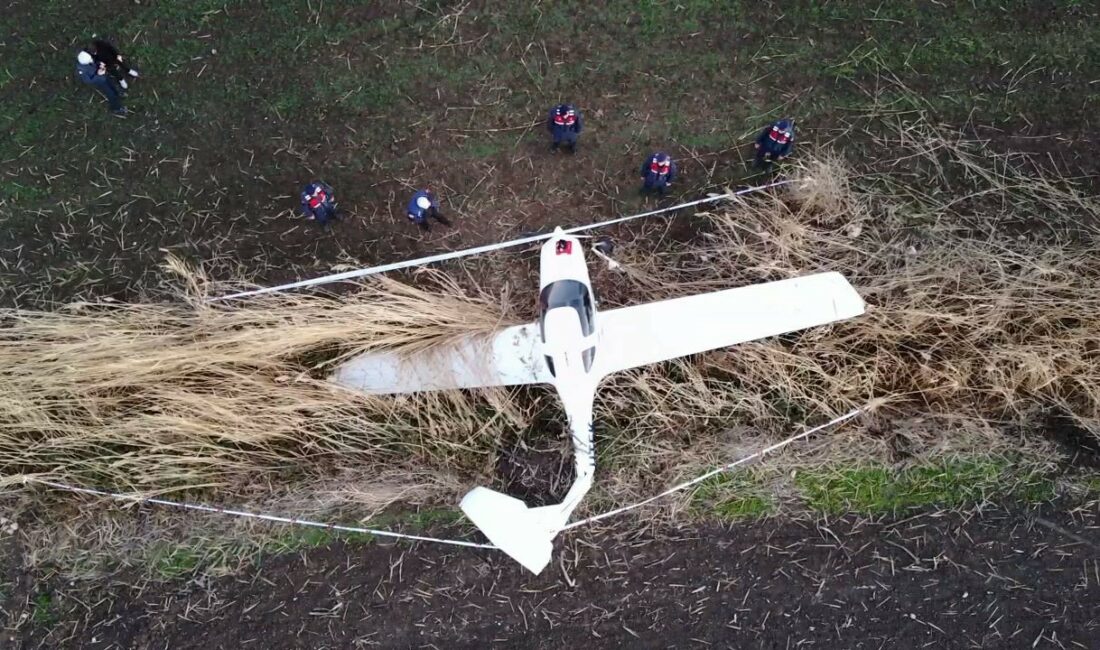 Tarlaya inen uçağın enkazı, dron ile görüntülendi BURSA'NIN YENİŞEHİR İLÇESİNDE TARLAYA MECBURİ İNİŞ YAPAN UÇAĞIN ENKAZI DRON