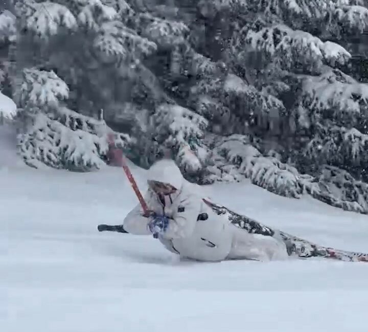 TELESİYEJ İLE ÇIKARKEN DENGESİNİ KAYBETTİ, SÜRÜNEREK ZİRVEYE ÇIKTI