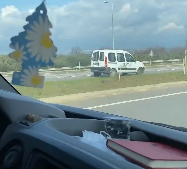 Bursa’da kilometrelerce ters şeritten gitti BURSA’DA BİR ARAÇ DUBLE YOLDA TERS YÖNDEN KİLOMETRELERCE YOL ALDI.