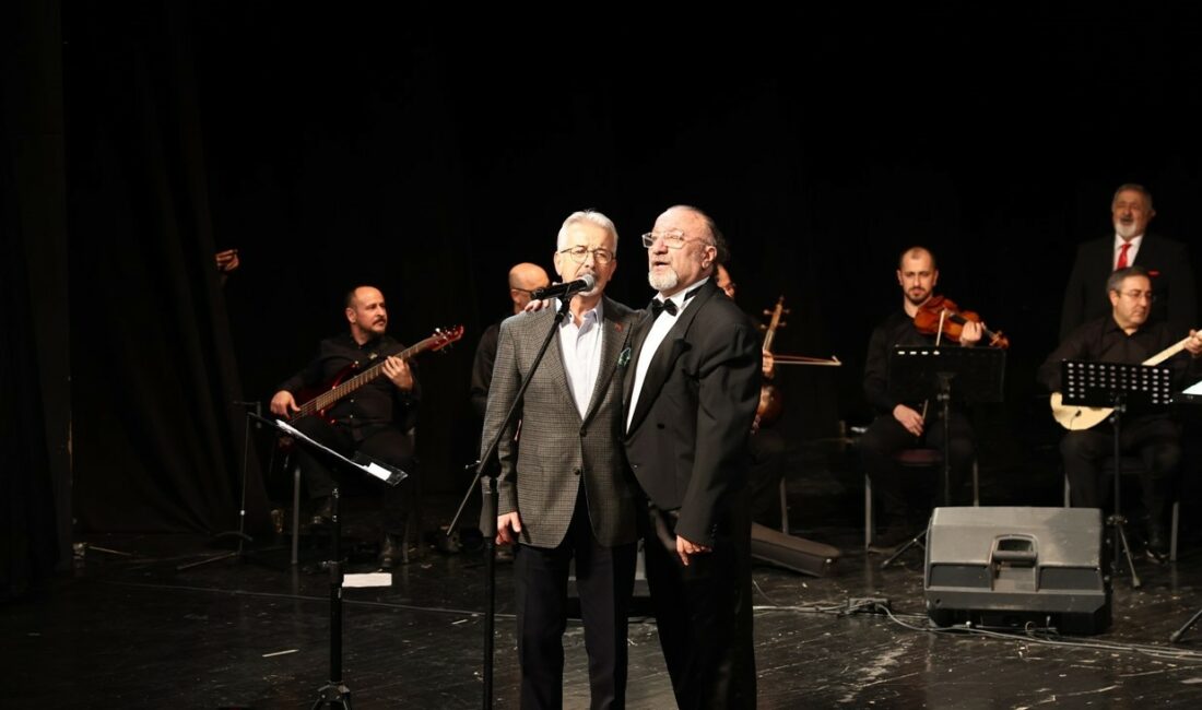 NİLÜFER BELEDİYESİ TÜRK HALK MÜZİĞİ KOROSU, YENİ YIL KONSERİNDE İZLEYENLERİ