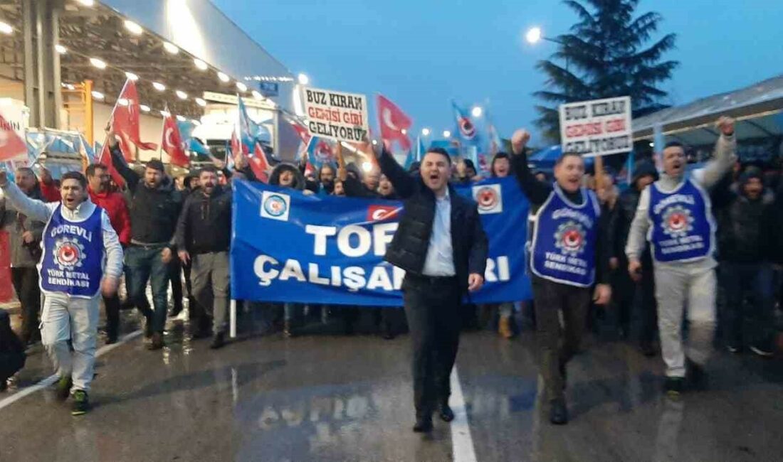 Tofaş işçisi yağmur çamur demeden nöbete devam ediyor TÜRK METAL SENDİKASI İLE MESS ARASINDA SÜREN TOPLU İŞ SÖZLEŞMESİ