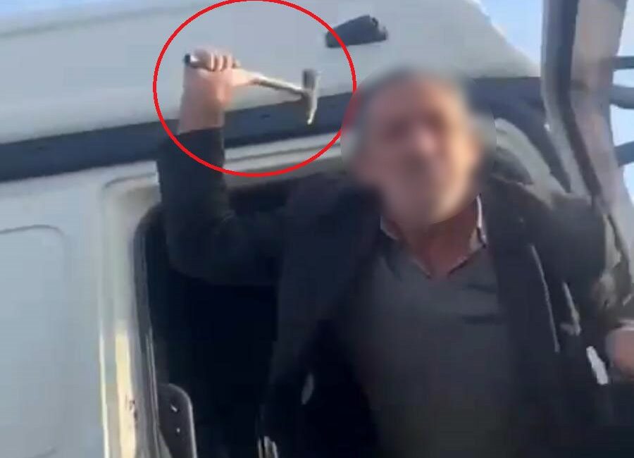 Trafikte tartıştığı adama çekiçle saldırdı BURSA'DA TRAFİKTE TARTIŞTIĞI DİĞER SÜRÜCÜYE ÇEKİÇLE SALDIRAN ŞOFÖR, AMATÖR KAMERAYA