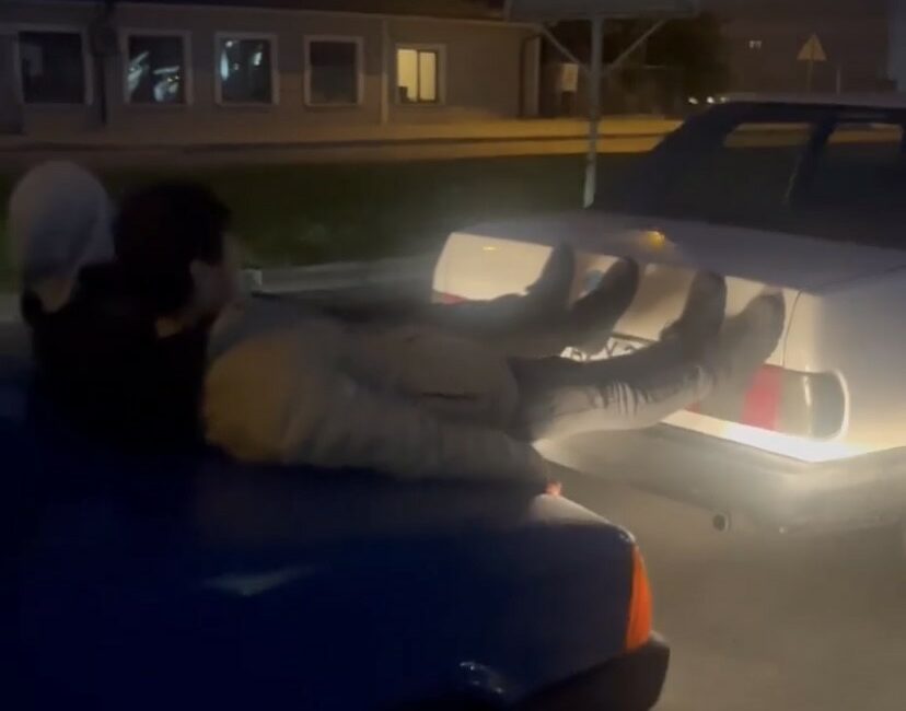 BURSA'DA TÜRK İŞİ OTOMOBİL KURTARMA YÖNTEMİ KAMERAYA YANSIDI. GENÇLER YOLDA