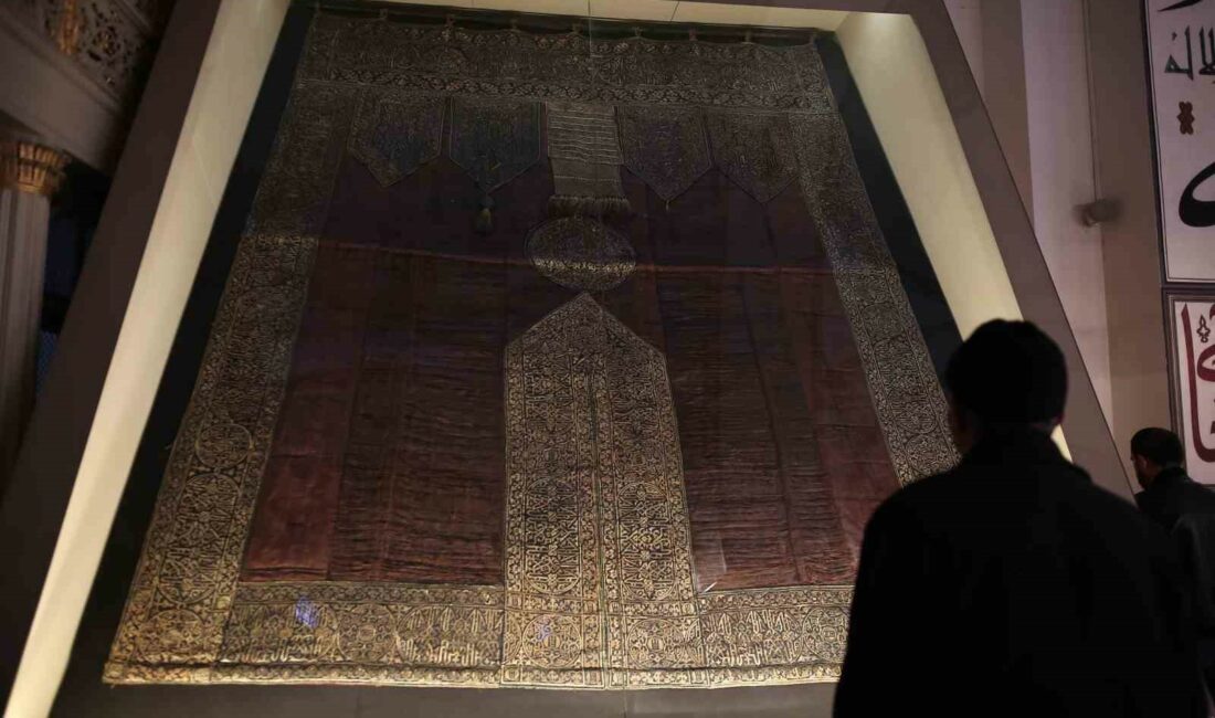 Ulu Cami’deki Kabe örtüsünün altın püskülleri kayıp YAVUZ SULTAN SELİM TARAFINDAN AT SIRTINDA MISIR’DAN GETİRİLEN KABE ÖRTÜSÜ,