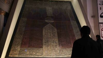 YAVUZ SULTAN SELİM TARAFINDAN AT SIRTINDA MISIR’DAN GETİRİLEN KABE ÖRTÜSÜ,