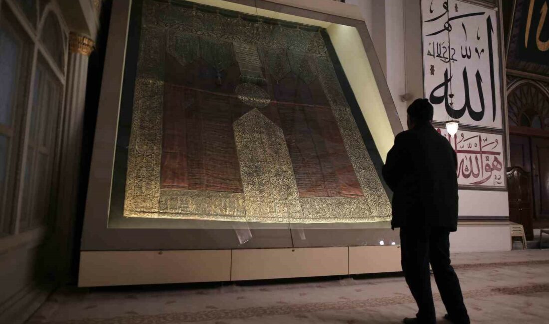 Ulu Cami’deki Kabe örtüsünün püskülleri koruma altında olduğu ortaya çıktı BURSA ULU CAMİ’DE SERGİLENEN KABE ÖRTÜSÜNÜN KAYIP PÜSKÜLLERİNİN VAKIFLAR BÖLGE