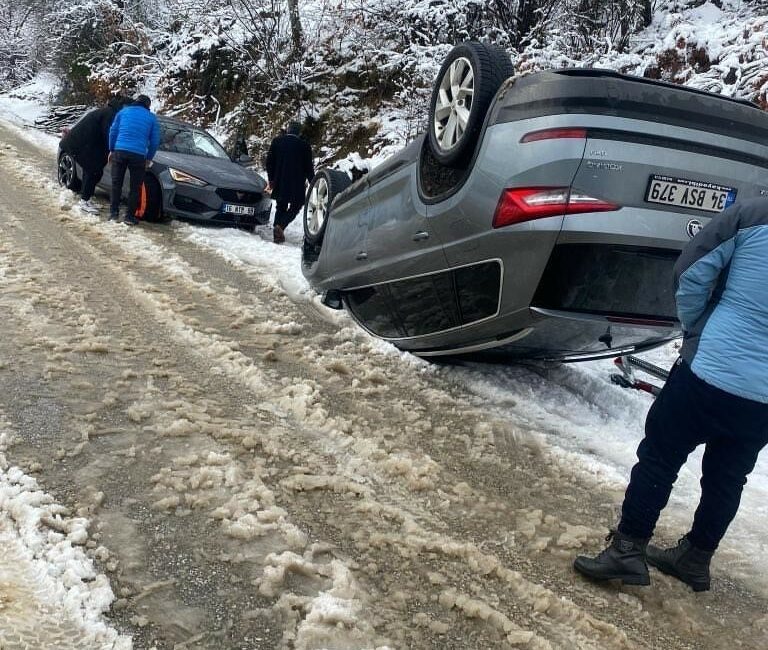 Uludağ yolu çarpışan otomobil pistine döndü, kimileri mahsur kaldı BURSA'DA YOĞUN KAR YAĞIŞI BAŞLADI VATANDAŞLAR ULUDAĞ'A AKIN ETTİ