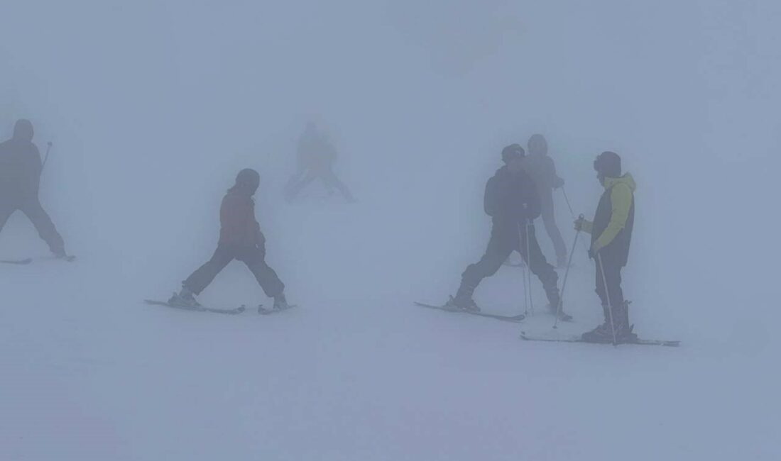 ULUDAĞ'IN ZİRVESİNDE ETKİLİ OLAN SİS SEBEBİYLE, GÖZ GÖZÜ GÖRMÜYOR. YOĞUN
