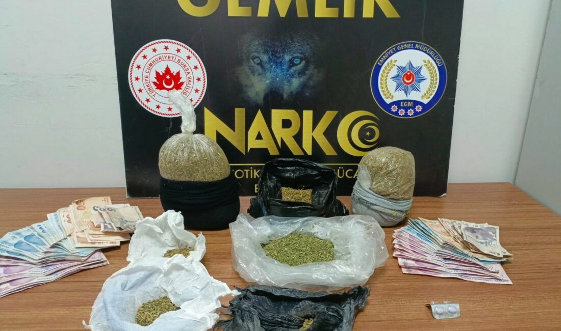 Uyuşturucuyu iç çamaşırlarında sakladılar: Karı-koca tutuklandı BURSA’DA YAPILAN ADRESE OPERASYONDA ÜZERLERİNDEN UYUŞTURUCU VE UYUŞTURUCUDAN TEMİN EDİLEN