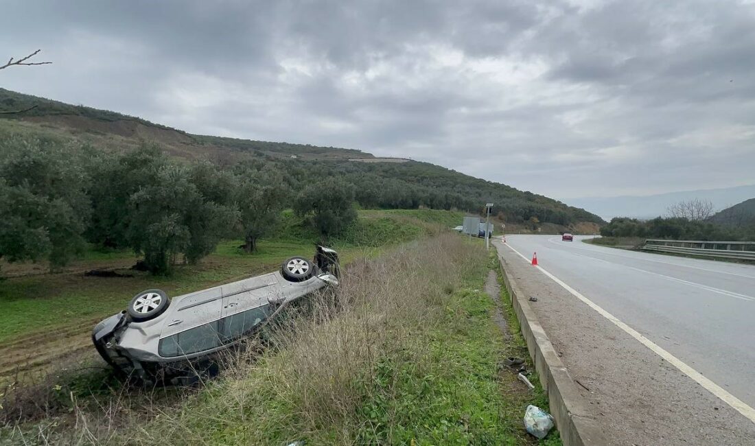 Virajı alamadı tarlaya uçtu BURSA'DA VİRAJI ALAMAYAN OTOMOBİL, YERLERİN DE KAYGAN OLMASI SEBEBİYLE TARLAYA