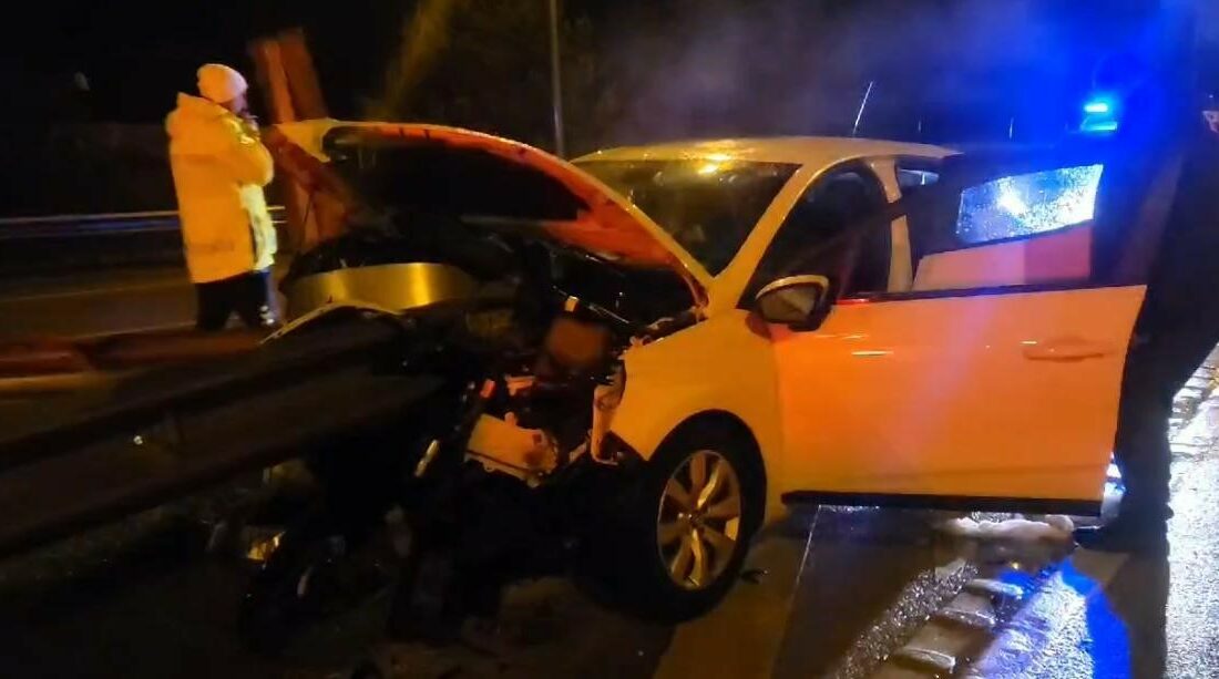 Bursa’da yağmurda kayan otomobil bariyerlere saplandı BURSA'DA YAĞIŞLI HAVANIN ETKİSİYLE DİREKSİYON HAKİMİYETİNİ KAYBEDEN SÜRÜCÜ, BARİYERLERE SAPLANDI.