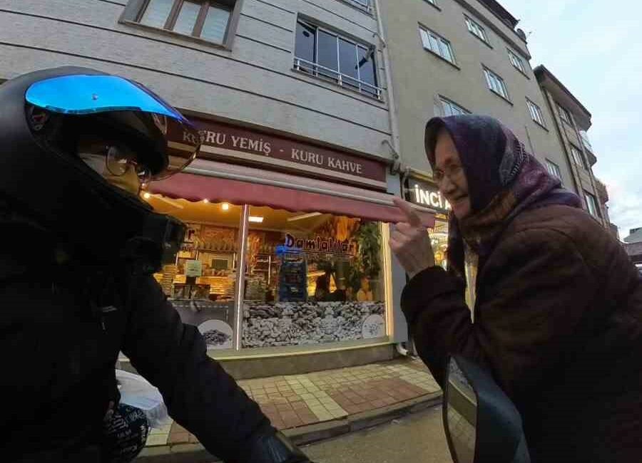 Bursa’da yaşlı kadınla motosikletli gençler arasında güldüren diyalog İNEGÖL’DE MOTOSİKLET SÜRÜCÜSÜ İLE YOLDA İLERLEYEN YAŞLI KADIN ARASINDA YAŞANAN