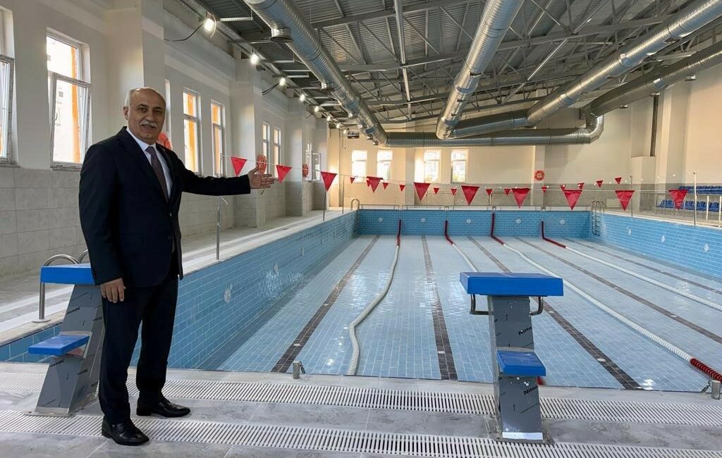 Yenişehir’de birçok spor tesisi hizmete açıldı YENİŞEHİR İLÇESİNE YARI AÇIK HAVUZDAN SONRA ISITMALI OLARAK YAPILAN KAPALI