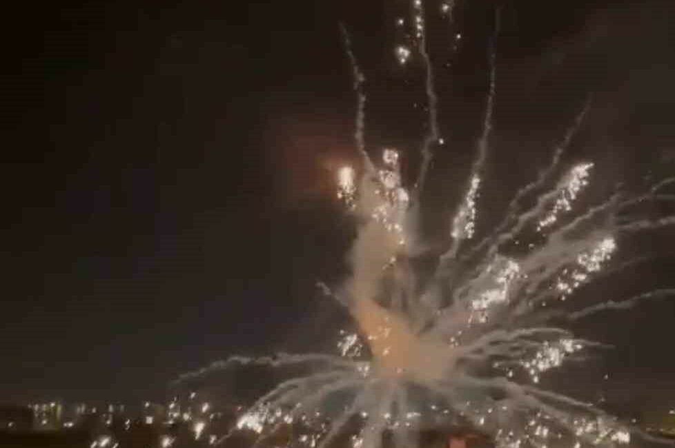 BURSA'DA BİR GENÇ HAVAİ FİŞEK ATARKEN ELİNDE PATLAMASI SONUCU BÜYÜK