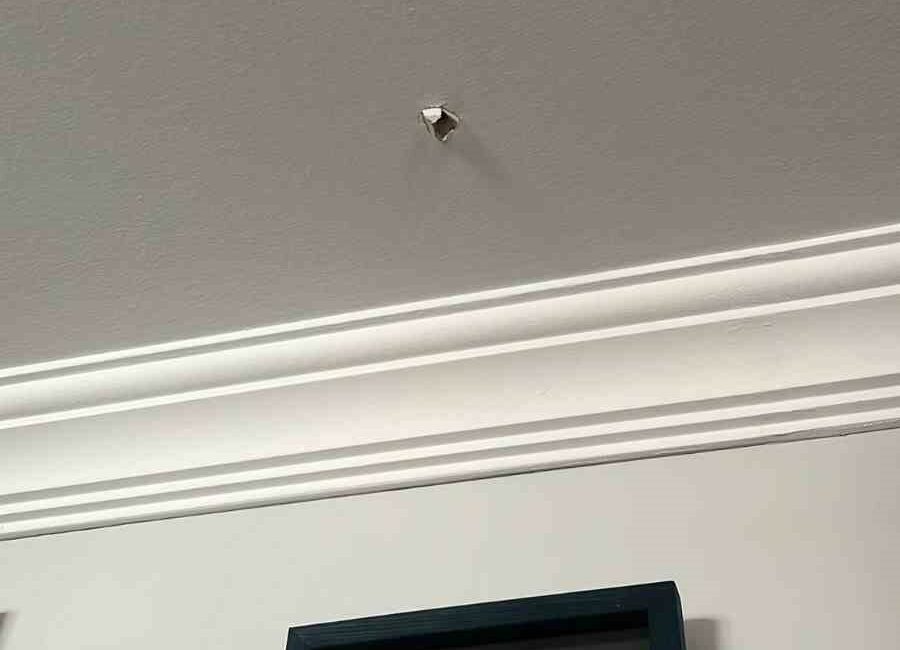 Bursa’da evin içine yorgun mermi düştü BURSA’NIN KARACABEY İLÇESİNDE, KİMİN ATEŞLEDİĞİ BİLİNMEYEN MERMİ, ÇATIYI DELİP EVİN